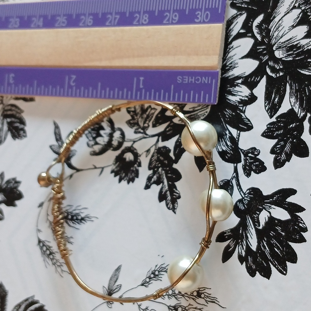 Vintage Goldtone Wire Faux Pearl Elegant Feminine Girly Coquette Bracelet - Picture 3 of 10